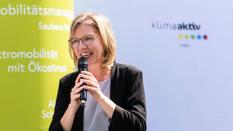 Klimaschutzministerin Gewessler zeichnet vorbildliche klimaaktivmobil Projektpartner aus